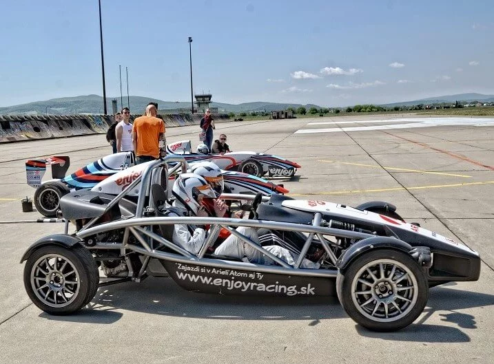 Závodní den - formule F4 vs. Ariel Atom