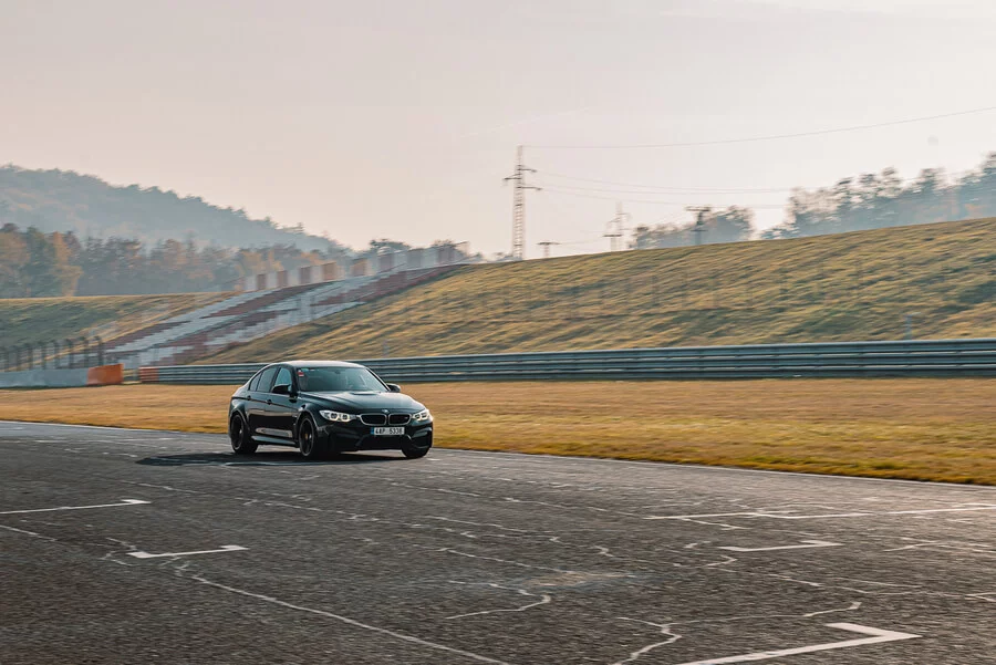 Zážitková jízda na závodním okruhu v BMW