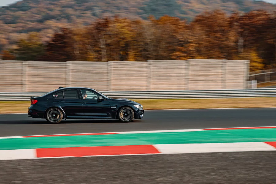 Zážitková jízda na závodním okruhu v BMW