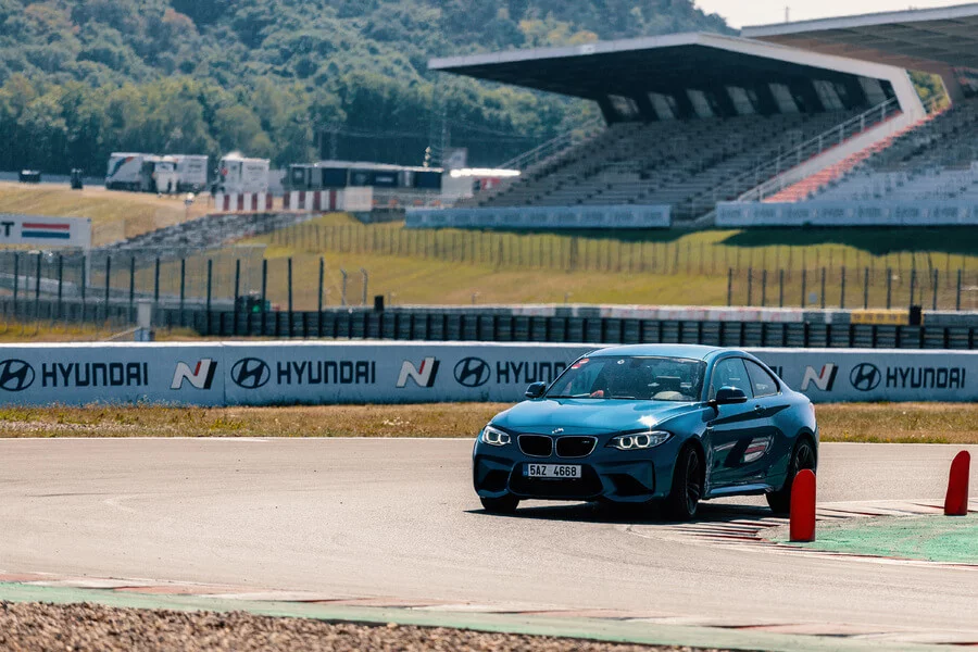 Zážitková jízda na závodním okruhu v BMW