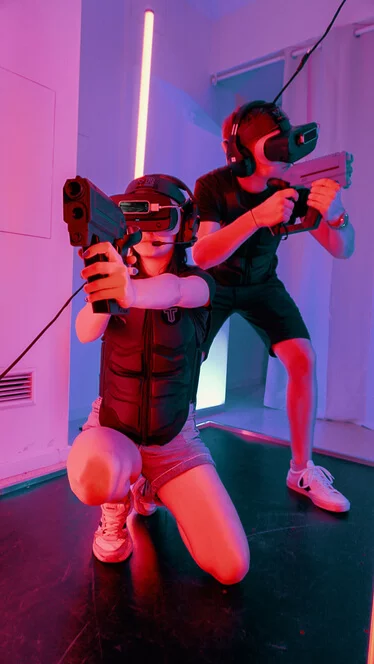 VR paintballová hra pro skupinu přátel