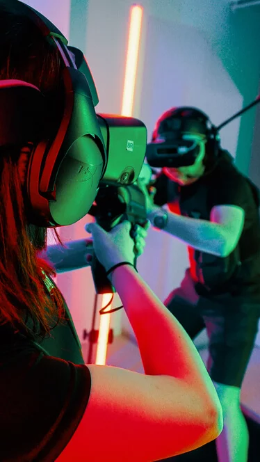 VR paintballová hra pro skupinu přátel