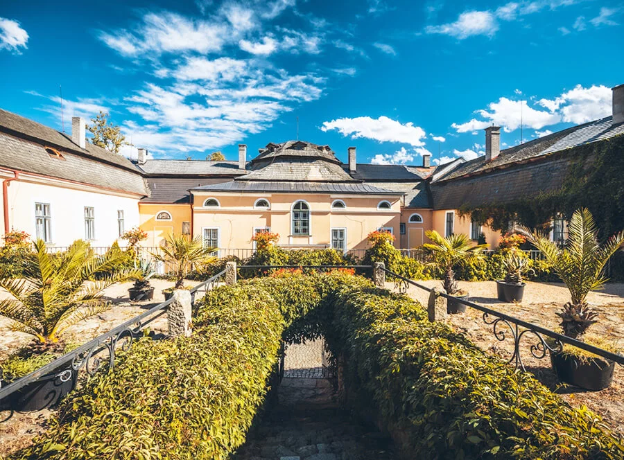 Dámská jízda v historickém zámku Úsobí