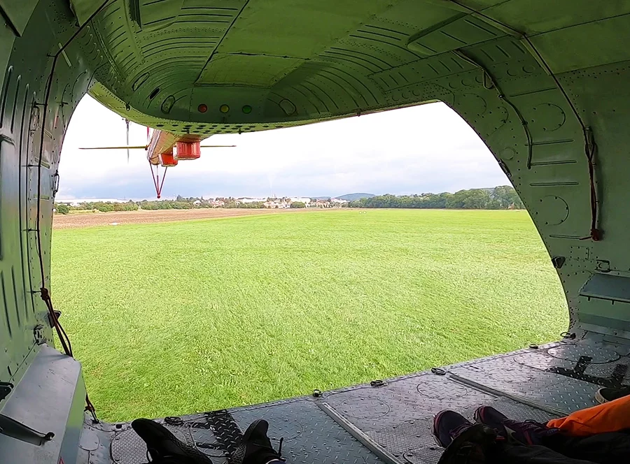 Tandemový seskok z vrtulníku MI-8