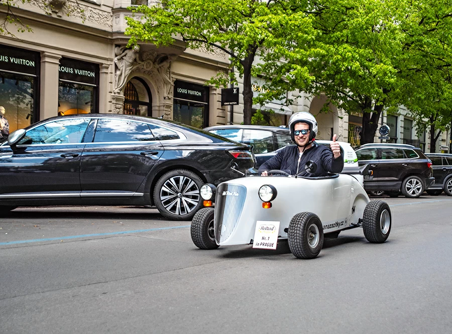 Projížďka Prahou v mini Hot Rod