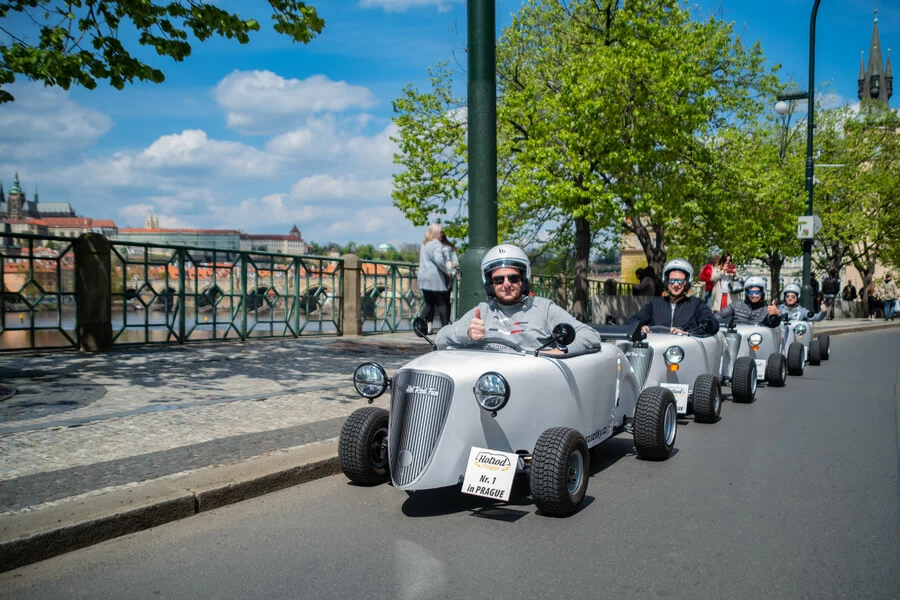 Projížďka Prahou v mini Hot Rod