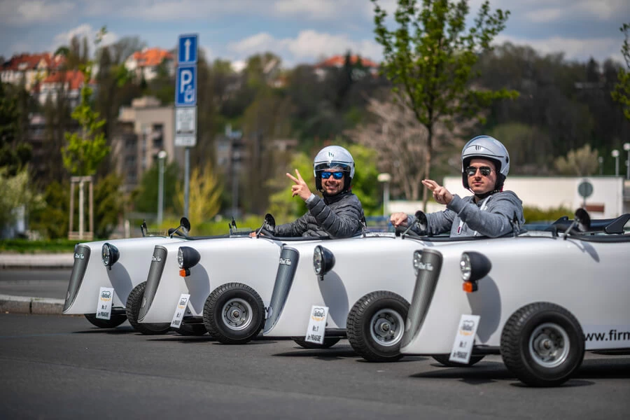 Projížďka Prahou v mini Hot Rod