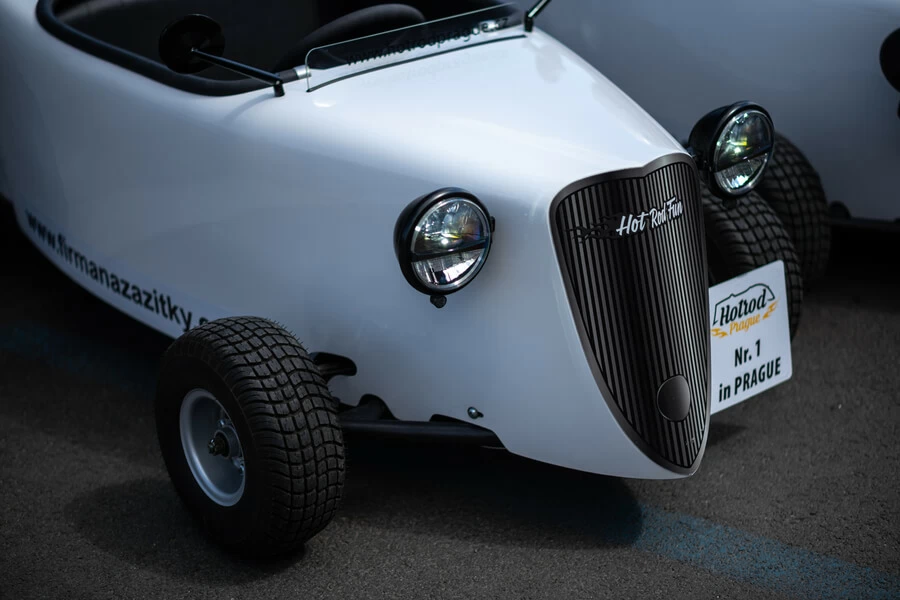 Projížďka Prahou v mini Hot Rod