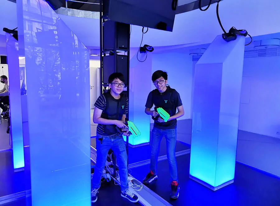 VR paintballová hra pro skupinu přátel