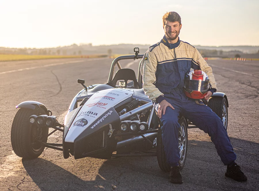 Závodní den - formule F4 vs. Ariel Atom