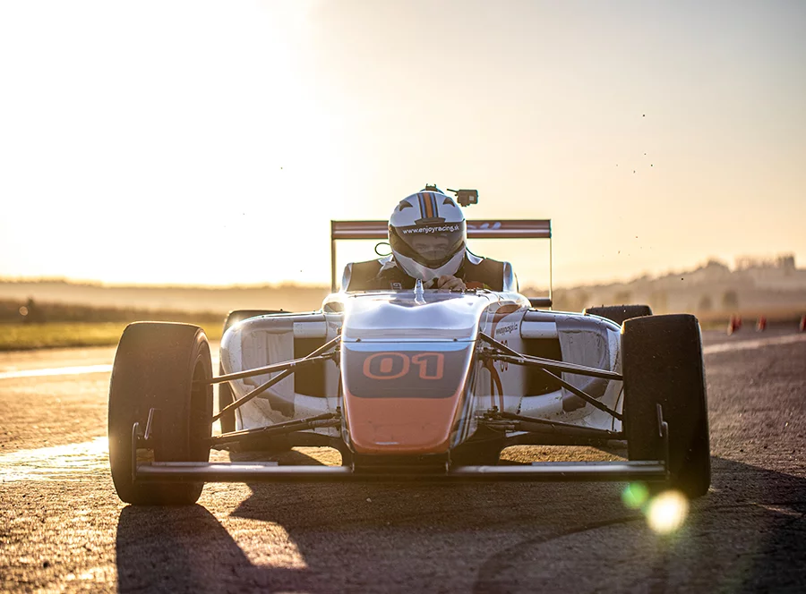 Závodní den - formule F4 vs. Ariel Atom