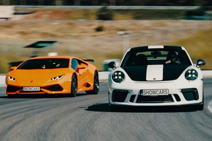 Lamborghini Huracán vs. Porsche 911 Carrera T kit GT3