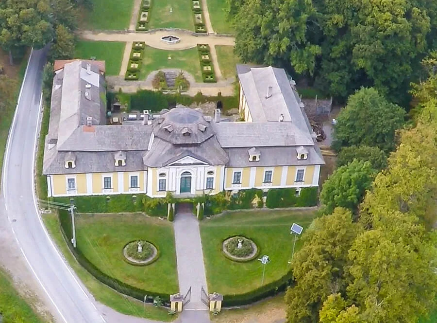 Dámská jízda v historickém zámku Úsobí