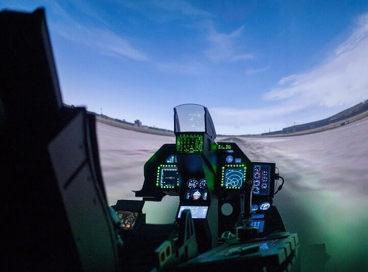 Let na simulátoru stíhačky F-16 Fighting Falcon