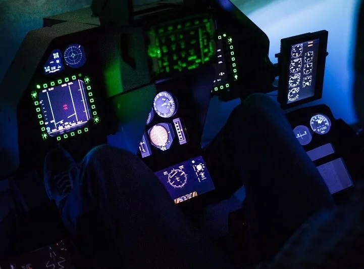 Let na simulátoru stíhačky F-16 Fighting Falcon