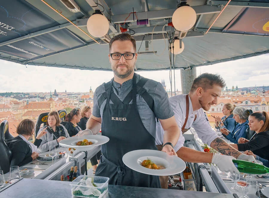 Dinner in the Sky při západu slunce