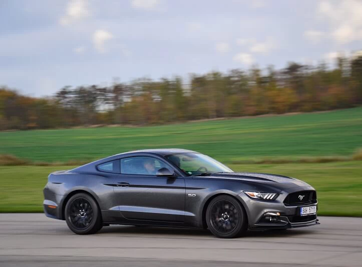 Škola smyku s Mustangem 5.0 GT V8
