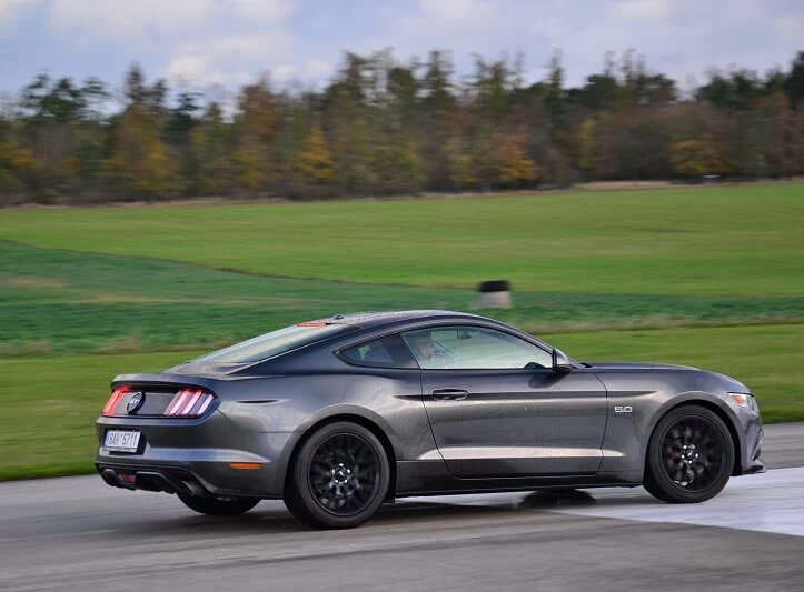 Škola smyku s Mustangem 5.0 GT V8
