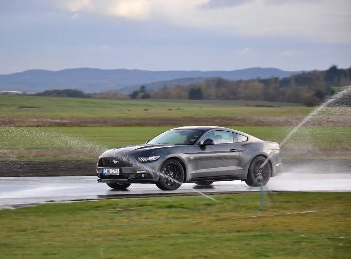 Škola smyku s Mustangem 5.0 GT V8