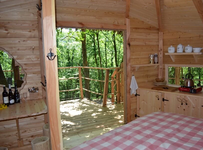 Romantická noc v korunách stromů
