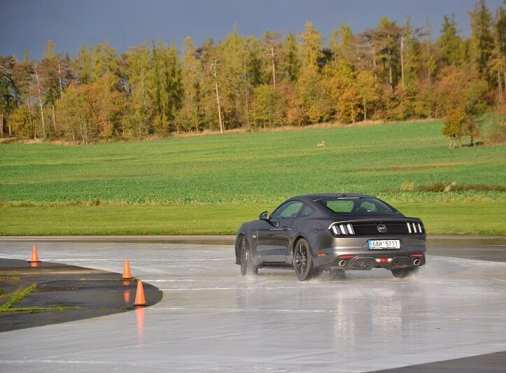 Škola smyku s Mustangem 5.0 GT V8