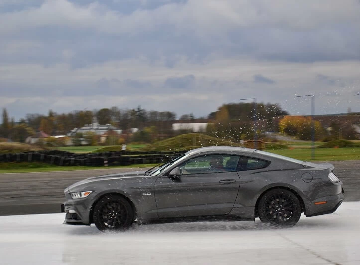 Škola smyku s Mustangem 5.0 GT V8
