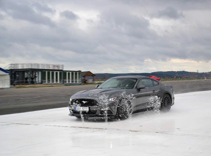 Škola smyku s Mustangem 5.0 GT V8