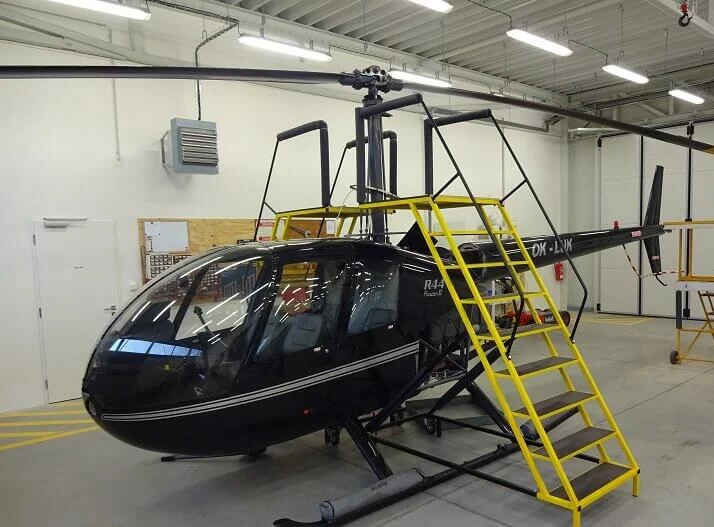 Den pilotem a mechanikem R44 