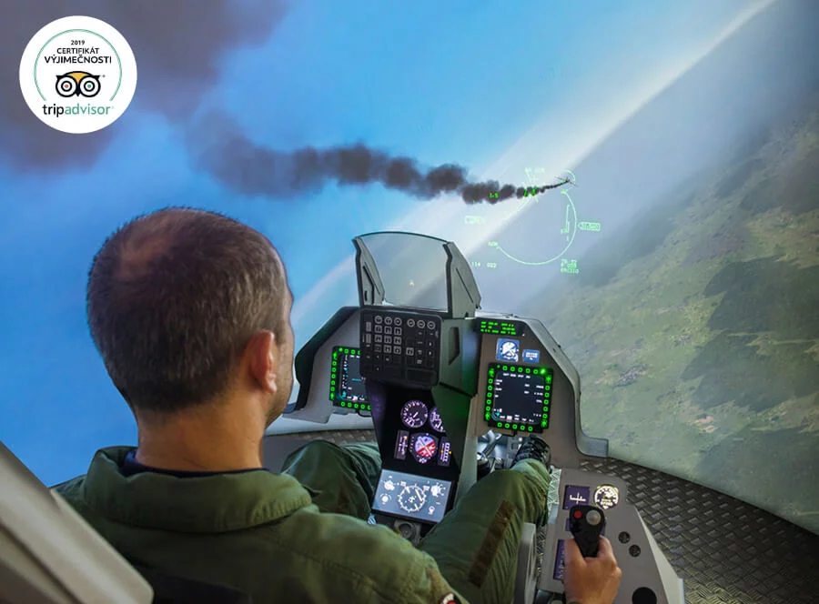 Simulátor F16 s armádním pilotem  Simulátor F16 s armádním pilotem