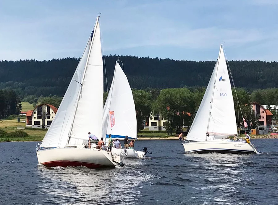 Den na jachtě s kapitánem pro dva