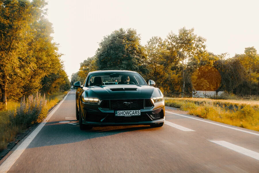 Lamborghini Huracán vs. Ford Mustang DARK HORSE 5.0 V8