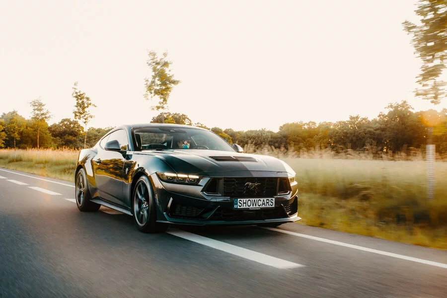 Lamborghini Huracán vs. Ford Mustang DARK HORSE 5.0 V8