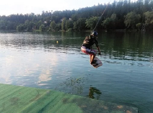 Wakeboard na vleku pro rodiče a 2 děti