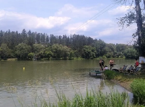 Wakeboard na vleku pro rodiče a 2 děti