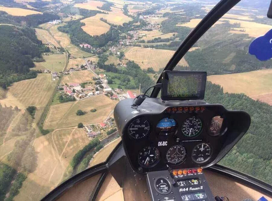 Den pilotem a mechanikem R44 