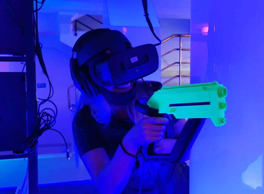 VR paintballová hra pro skupinu přátel