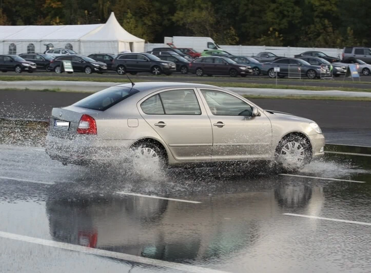 Kurz sportovní jízdy na závodním okruhu