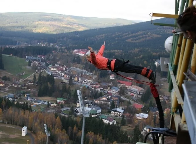 Bungee jumping - televizní věž Harrachov
