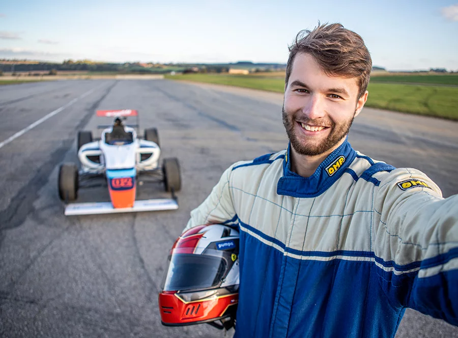 Závodní den - formule F4 vs. Ariel Atom