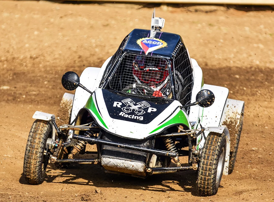 Jízda v dětské závodní buggy