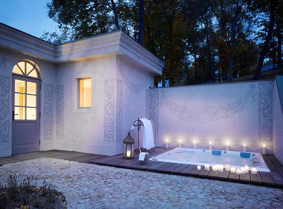 Romantická koupel a láhev Prosecca