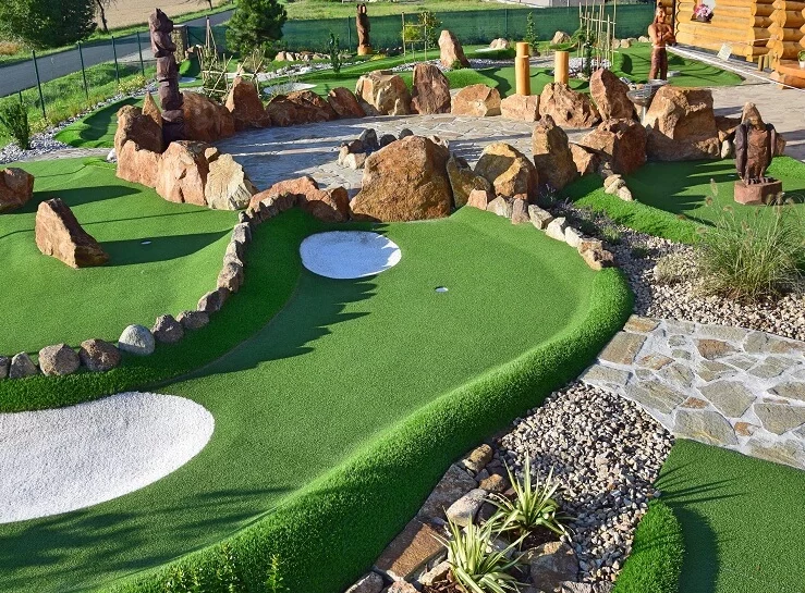 Minigolf s obědem v Tyrolské hospůdce