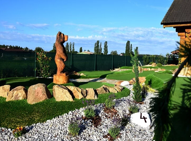 Minigolf s obědem v Tyrolské hospůdce