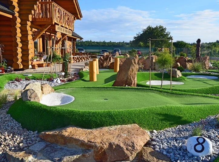 Minigolf s obědem v Tyrolské hospůdce