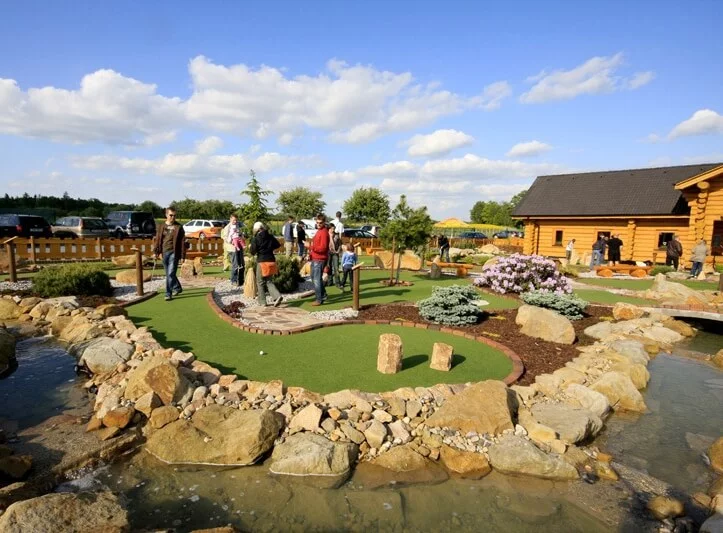 Minigolf s obědem v Tyrolské hospůdce