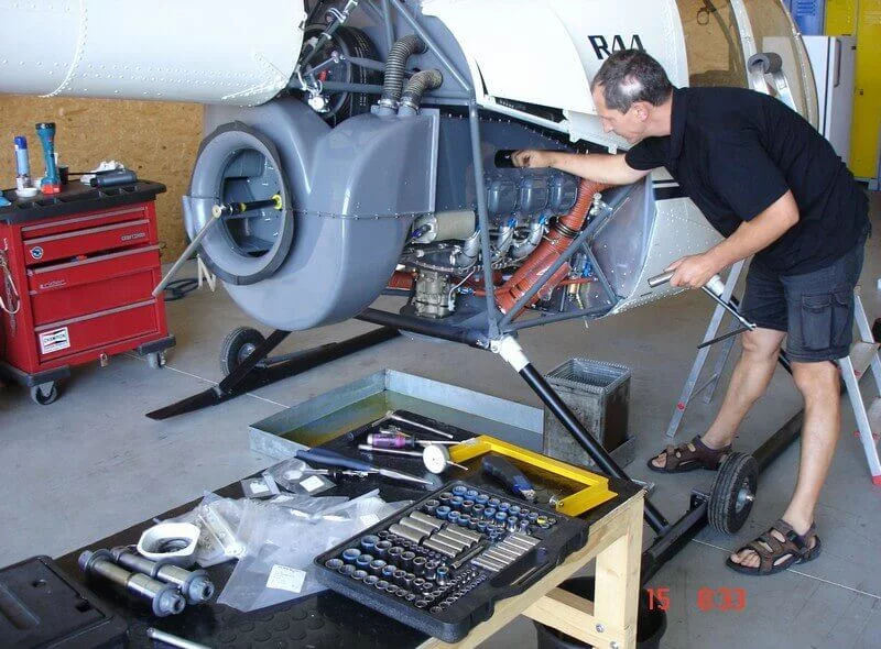 Den pilotem a mechanikem R44 