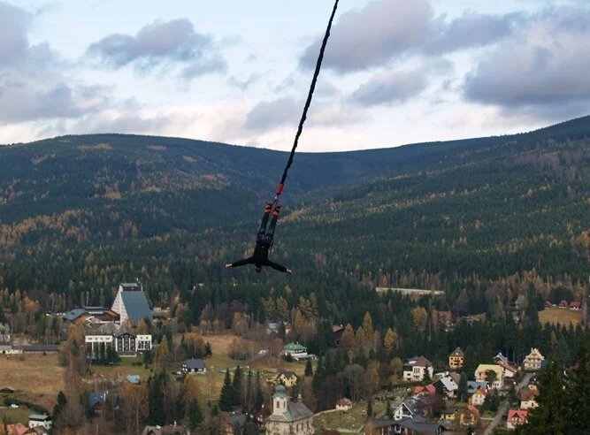 Bungee jumping - televizní věž Harrachov