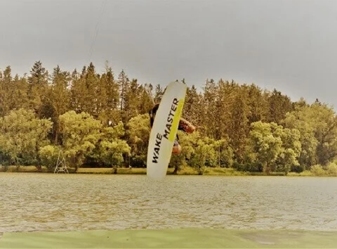 Wakeboard na vleku pro rodiče a 2 děti