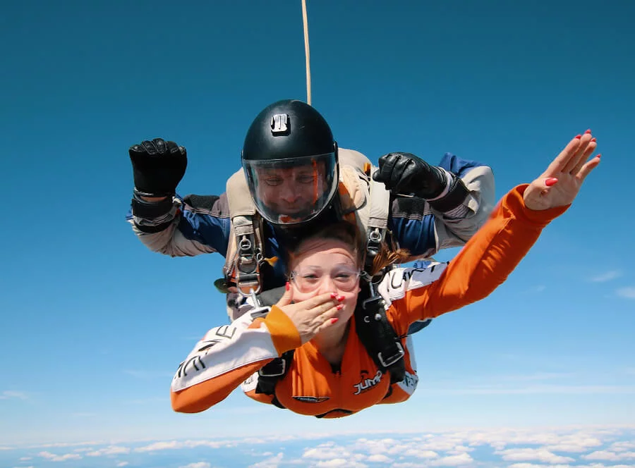 Tandemový seskok ve Vyškově ze 3000 m