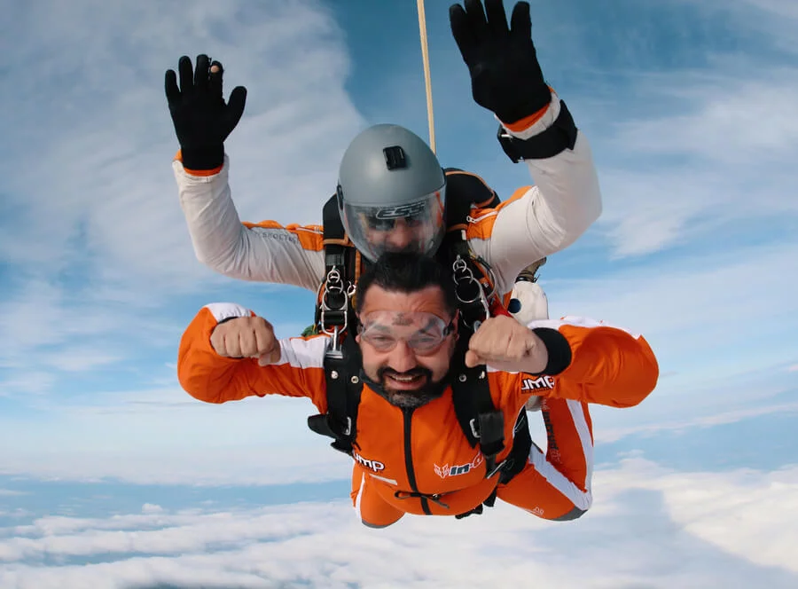 Tandemový seskok ve Vyškově ze 4200m